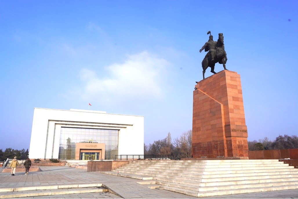 馬納斯紀念碑  Manas Monument